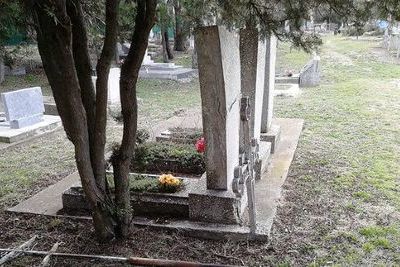 Вандалам помешали кресты на могилах кладбища в Анапе