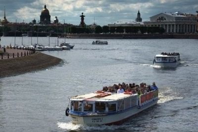 Прогулочный катер протаранил опору моста в Санкт-Петербурге