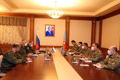 Азербайджанский министр обороны встретился с командующим российскими миротворцами