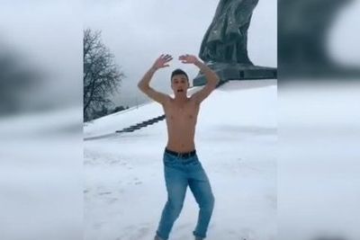 Волгоградский студент устроил танцы на Мамаевом кургане