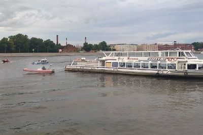 В Петербурге эвакуируют пассажиров с севшего на мель прогулочного судна