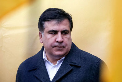 Врачи сообщили, что Саакашвили учится заново ходить