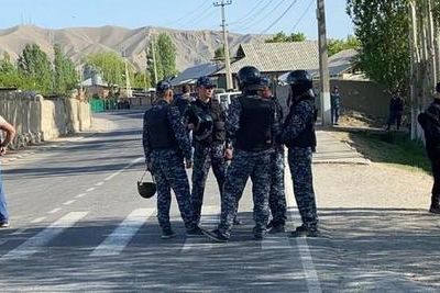 Кыргызстан и Таджикистан отводят тяжелую технику от границы
