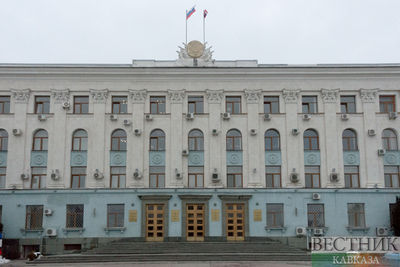 У стен парламента Крыма развернуто 40-метровое знамя Победы
